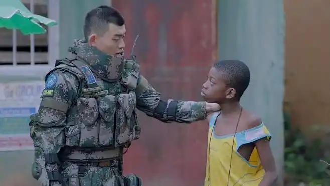 维和步兵营:戈睿被气得违反营规,开着拉水车出去,下幕被人坑了-影视综