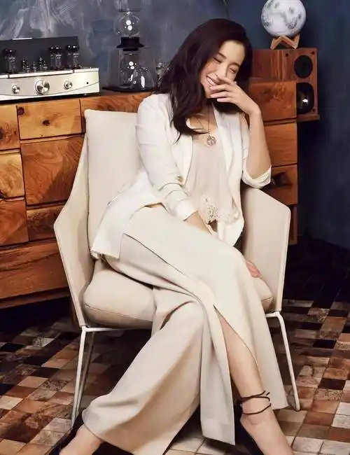 曾黎,1976年出生于中国湖北省,身高170厘米,体重55公斤.