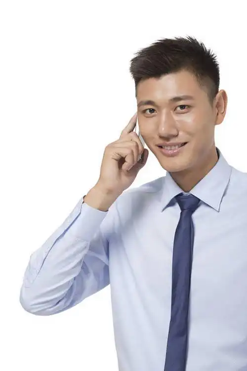 商务男青年打电话