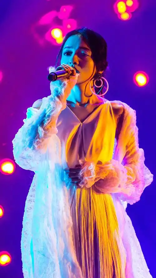 张韶涵舞台照高清手机壁纸