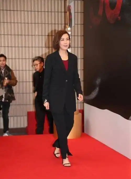 毛舜筠真不显老,穿西装配开叉裤挺有气质,成熟女人味十足