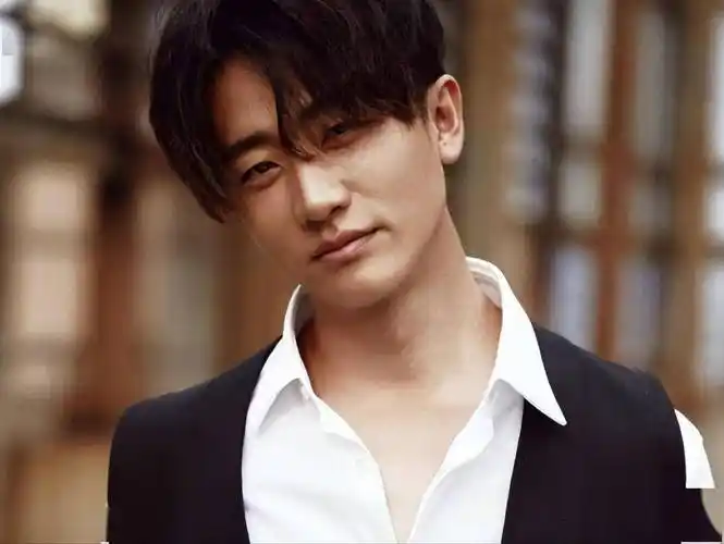 "狠人"黄轩的逆袭史,从内娱弃子到名导宠儿,几段情史太精彩