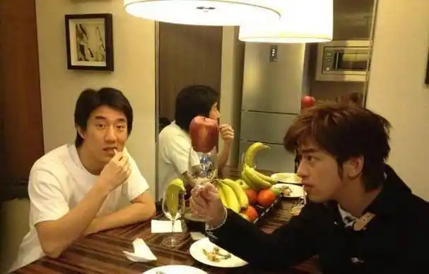 小龙女生日连蛋糕都没有,房祖名却获成龙送豪宅,网友为其鸣不平_女孩