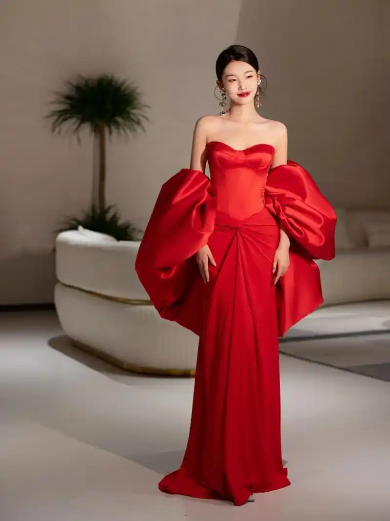 毛晓彤的礼服真的绝 是婚礼造型模板吧  看她身穿一袭红裙,摇曳生姿