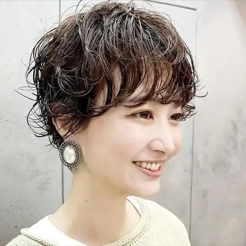 超a短发烫发来了个性十足让你在人群中脱颖而出