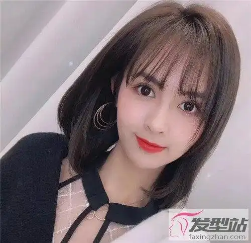 这款发型适合搭栗色染发,显得比较纯真自然,适合想要改变发色又不想
