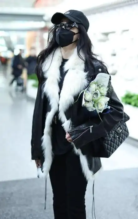 张天爱现身北京机场黑色衣着酷感十足