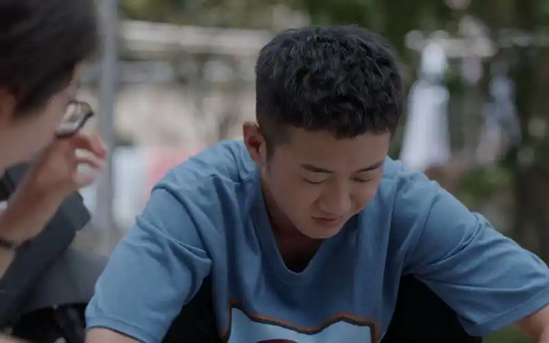 林妙妙把食物弄洒,正好被江天昊看见,好尴尬啊