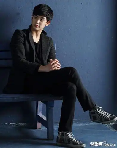 金秀贤身高官方显示180cm.