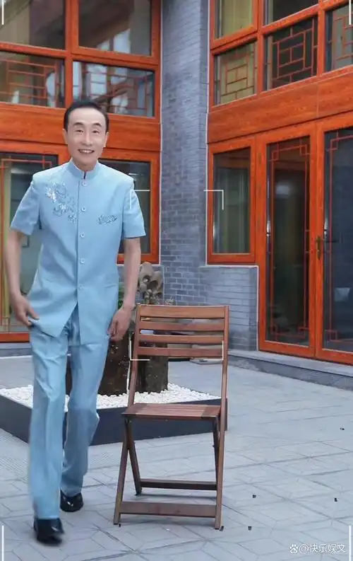 65岁巩汉林晒全家福小10岁娇妻风韵犹存小34岁儿媳颜值很高