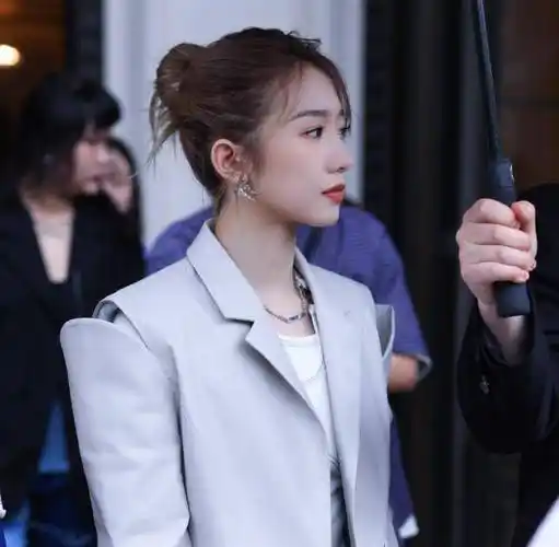 孟美岐线下活动生图,西装丸子头可盐可甜,状态太真实粉丝心动_明星