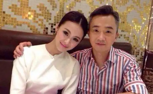 他是中国达人秀主持人,42岁娶24岁同行妻子,患病时妻子不离不弃