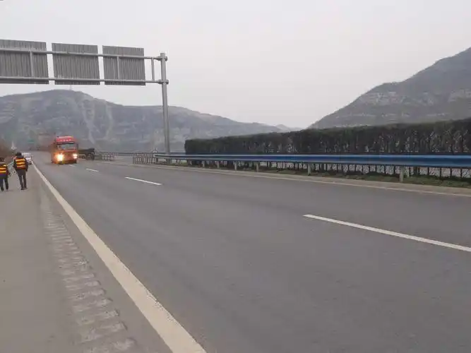 高速公路上的这种车辙成因是什么?