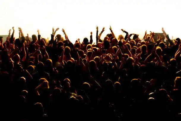 欢呼的观众人群图片素材下载,欢呼的观众人群图片,聚光灯,欢呼的人群