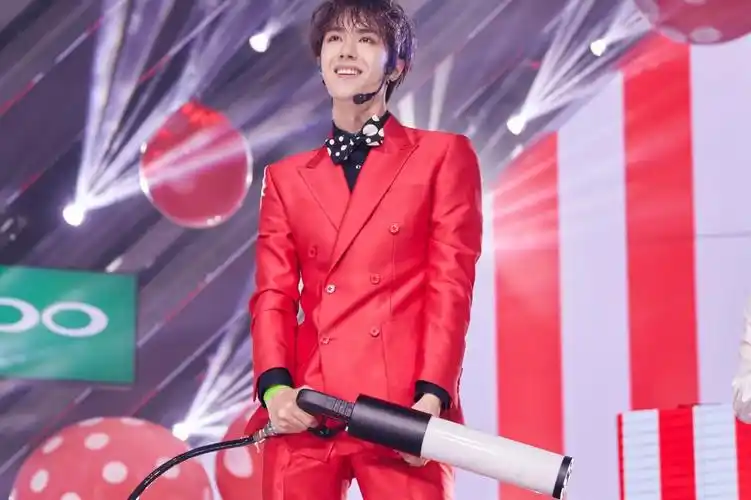王一博红色西装亮相公演 打碟rap齐飞燃炸舞台