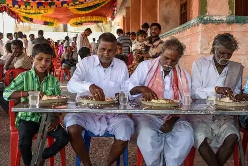 看过他们的吃饭,有没有感觉印度人吃饭很不可思议那?