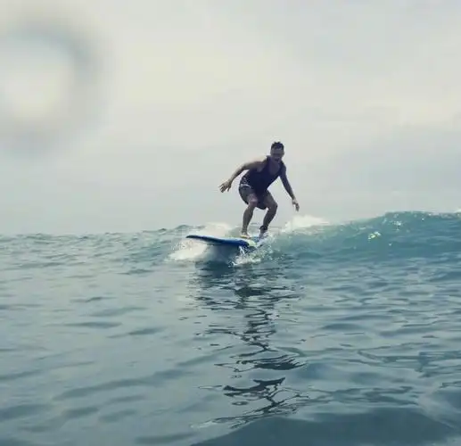 余文乐海边冲浪身姿帅气健硕体魄古铜色皮肤充满雄性荷尔蒙