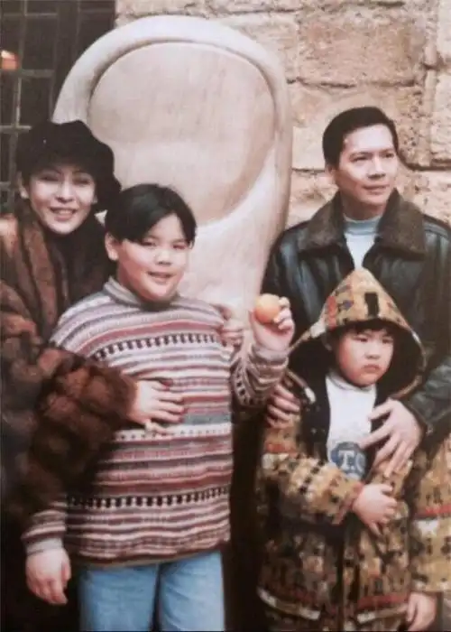 男星和母亲合照:蔡徐坤妈妈气质,被邓伦的妈妈和向佐的妈妈圈粉