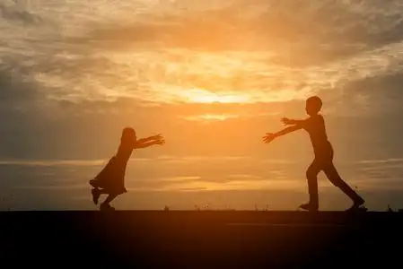 妹妹拥抱兄弟图片