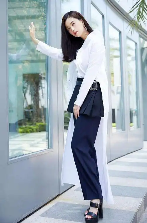 蒋欣看起来一点不像130斤,穿茧型大衣巧藏肉,剪短发嫩成高中生