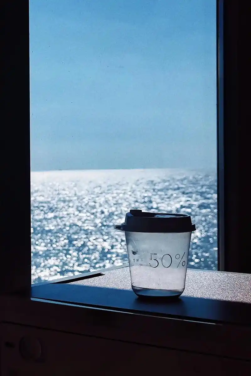 我们不值得,大海值得.图片承载不下你所有的情绪,大海可以. - 抖音