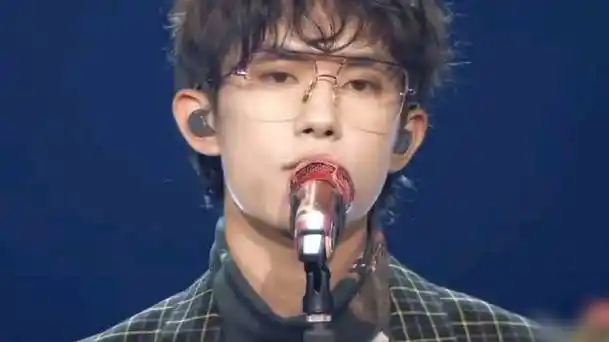 卷毛77眼镜鲨斯文禁欲……#咪咕星鲜事##易烊千玺顺毛眼镜造型# 顺