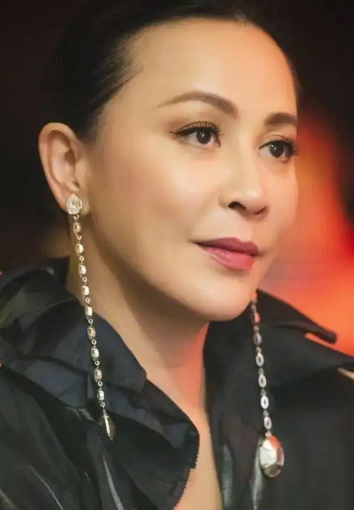 刘嘉玲大方晒素颜照不忍直视,网友吐槽:像宋小宝