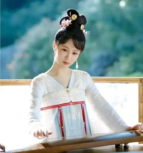 近日,杨紫搭档许凯出演的都市情感话题剧《承欢记》即将上映,杨紫在