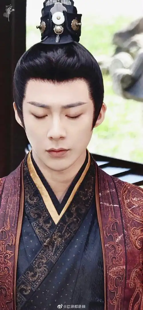 刘宇宁怼脸路透#刘宇宁新剧折腰古装造型怼脸路透有这个剑眉我太爱了