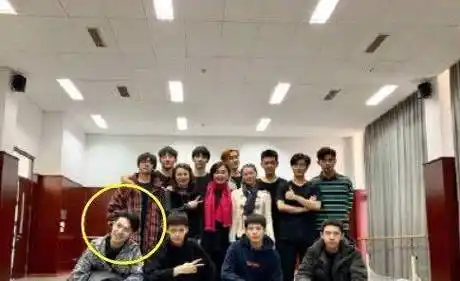 易烊千玺中戏合照被公开,全网都被他身后小哥吸引,校霸不是虚的_同学