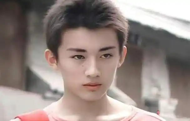 花间令刘学义16岁旧照刷爆网络我却更期待他的变装视频更新