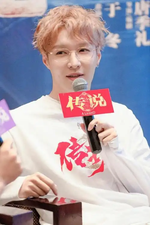 张艺兴葫芦耳钉##张艺兴金丝眼镜卷发造型