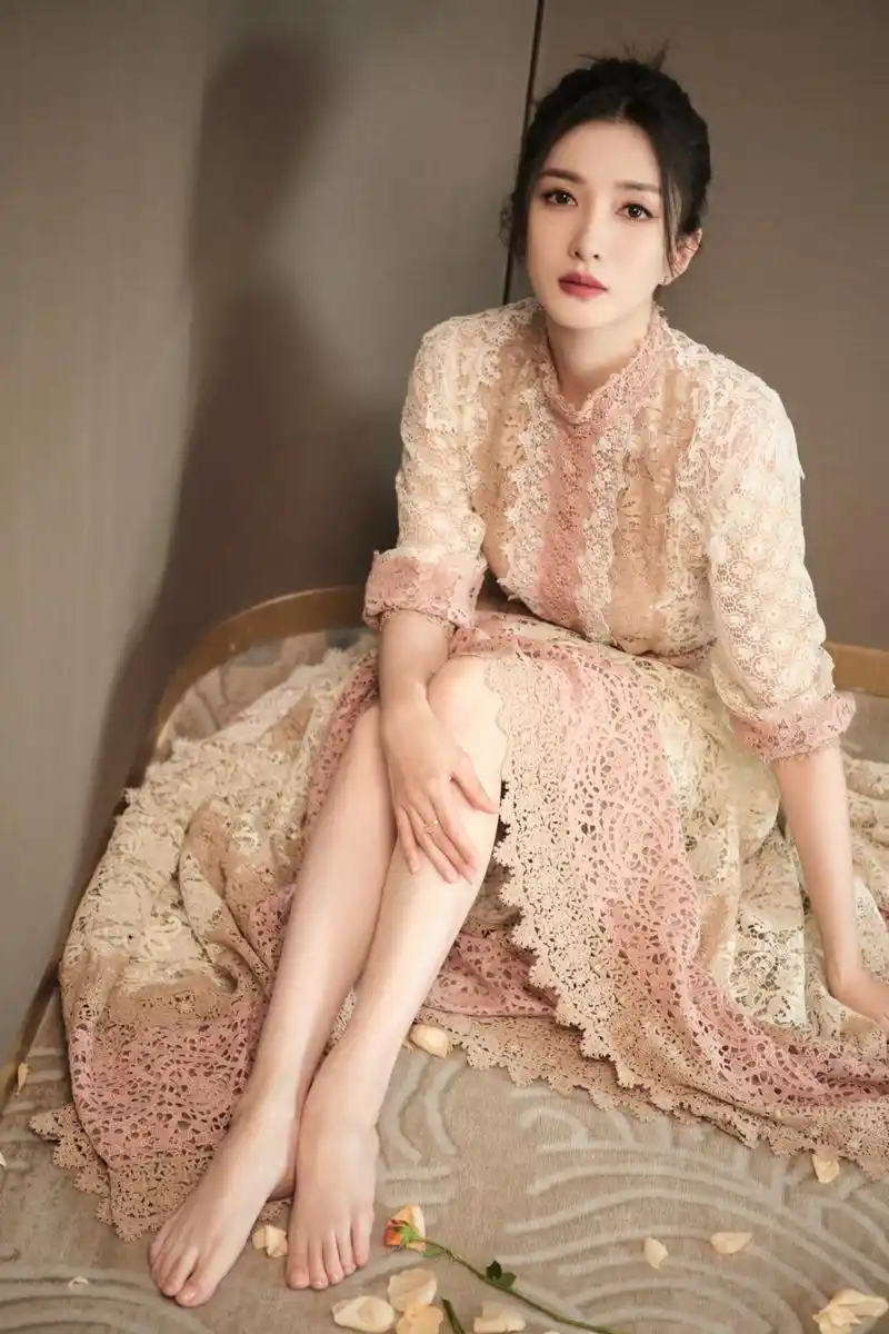 江疏影穿上拼色蕾丝裙营造宫廷风妩媚动人露出白皙美腿简直美爆了