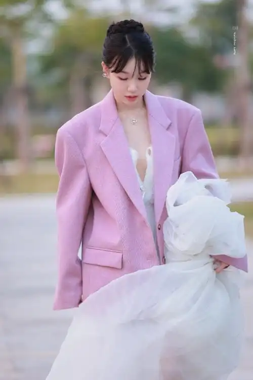 穿西装的礼服少女与她招牌式的小彩虹笑容裙子也要飞起来了~@徐梦洁