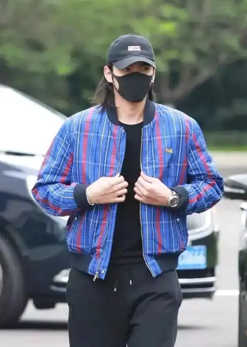 吴亦凡变壮了丸子头长发更个性