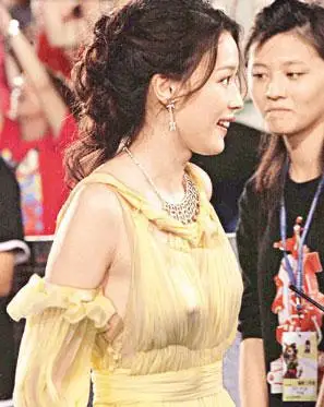 女星"凸点"大比拼 不脱衣也性感(组图)【16】