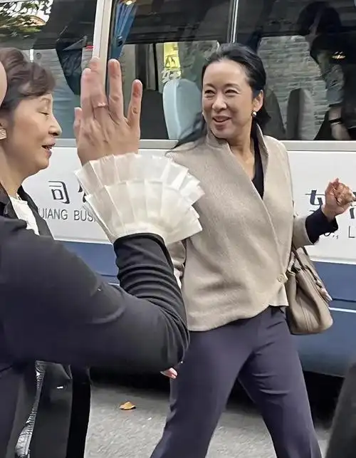 郭晶晶婆婆朱玲玲上海亮相65岁港姐气韵依旧简单穿也很阔太范