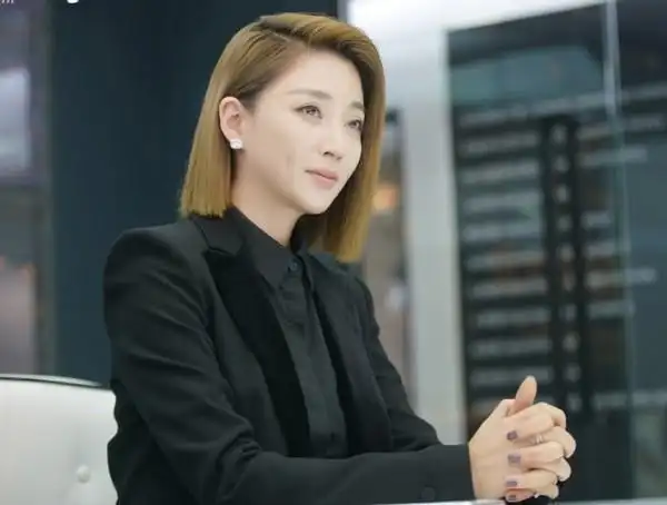 看了正青春才发现殷桃的穿搭和夸张耳饰是职场女主的利器