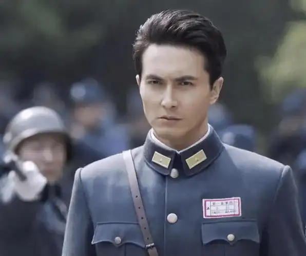 除了发型外,《雷霆战将》中的男演员,人家全都化着妆呢.