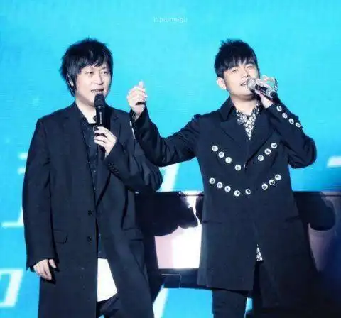 周杰伦祝阿信生日快乐 大方询问生日愿望