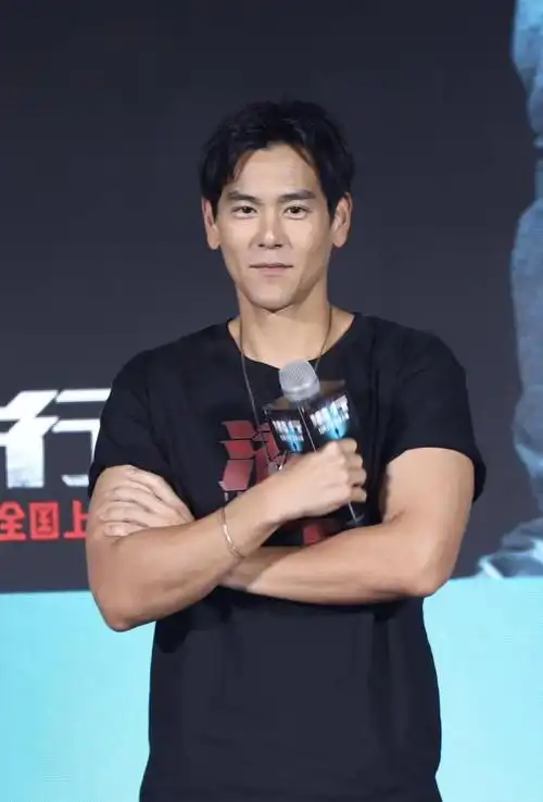 电影《潜行》发布会:刘德华监制主演,彭于晏敬礼致敬,影片延续《门徒