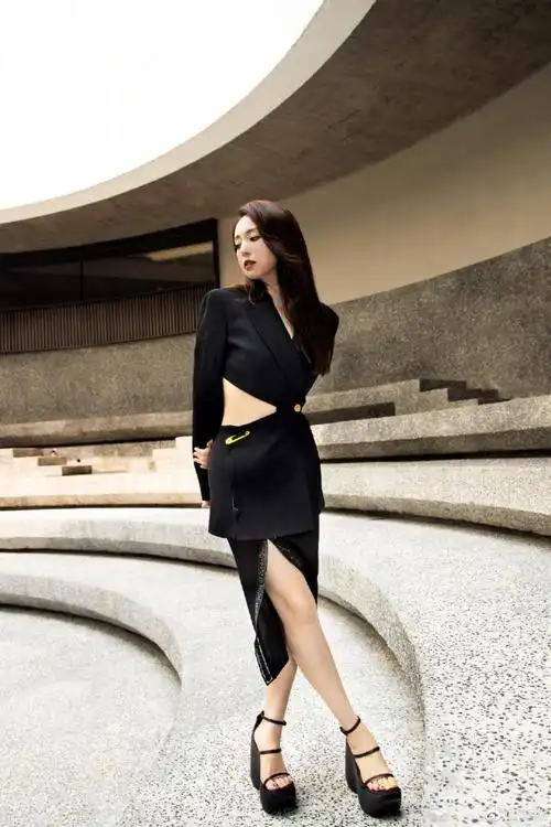 董璇穿黑裙双腿纤细修长 腰部镂空大秀美背_内地星闻_大众网