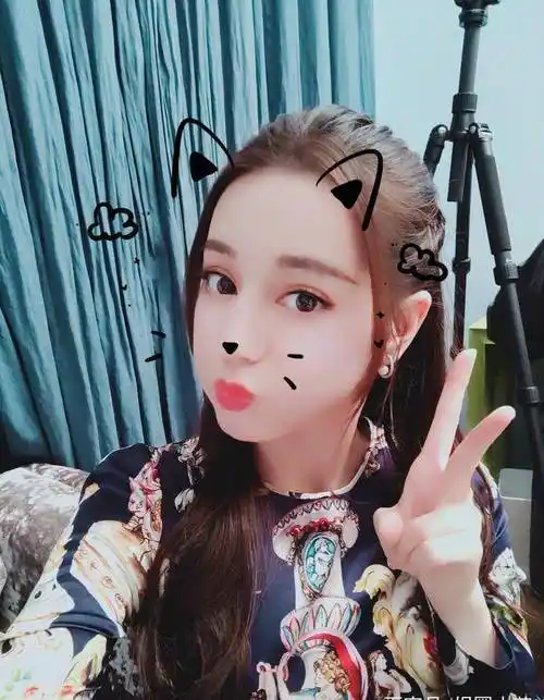 迪丽热巴一改往日自拍风格,嘟嘴卖萌比剪刀手!