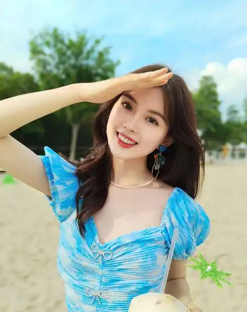 南昌大学校花钟恩淇海滩散步,蓝色长裙,迷人笑容如少女一般_写真_社交