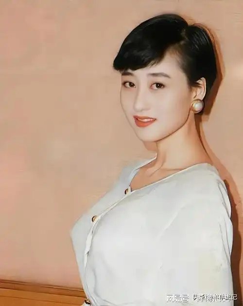 李连杰晒妻子近照61岁利智衰老似老奶奶反观前妻状态依然优雅
