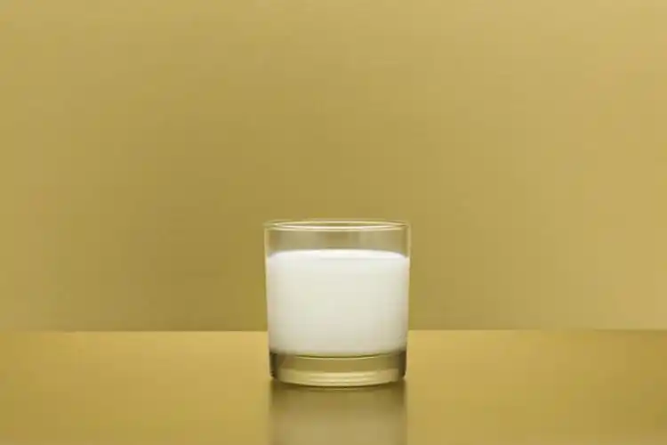 牛奶,无人,横图,室内,特写,白天,正面,餐桌,桌子,静物,杯子,黄色背景