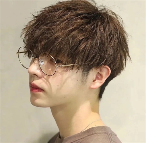 率性侧分空气烫发型,简约露额过眼刘海,打造出精致巴掌小脸.