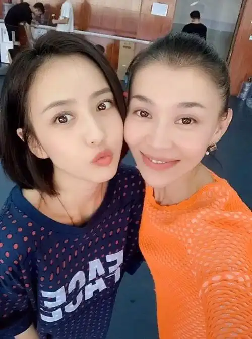 佟丽娅十分开心,和当年一起练舞的闺蜜贴脸合照时,还不忘嘟嘟嘴,而
