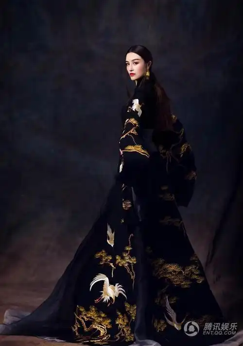 葛天复古写真曝光长袍加身霸气女王范儿