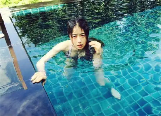 (1)女星素颜泳装出水照各具特色亮点